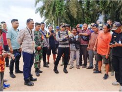 Masyarakat Adat Tiga Desa Di Ketapang Melakukan Pemasangan Patok Kayu Di Kebun PT. HHK