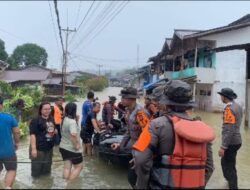 Kepolisian Daerah Kalbar Terjunkan Tim SAR Untuk Bantu Masyarakat Terdampak Banjir Di Desa Darit