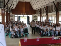 Kapolres Landak Hibur Siswa SMA Maniamas Setelah Sosialisasi Penerimaan Polri