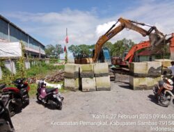 Gara-gara Gaji Pekerja Tidak dibayar, Jalan Masuk Proyek Abrasi Pantai Penjajap Ditutup Dengan Kubus Beton