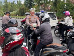 Personel Dit Lantas Polda Kalbar Bagi Takjil Gratis Kepada Masyarakat