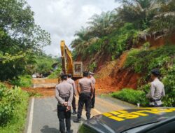 Polres Landak Berkerja Sama Dengan Warga Untuk Membantu Jalan Raya Yang Terkena Longsor