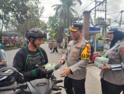 Kapolresta Pontianak Bagikan Takjil kepada Warga di Depan Mako Polresta