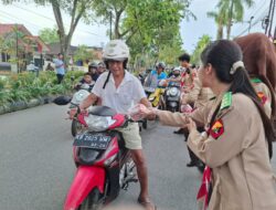 Kapolresta Pontianak bersama Saka Bhayangkara Kota Pontianak dan Berbagi Takjil di Depan Mako Polresta