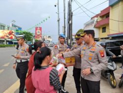 Polresta Pontianak Bersama Yamaha Riders Federation Indonesia Berbagi Takjil Ramadan di Simpang Pasar Flamboyan