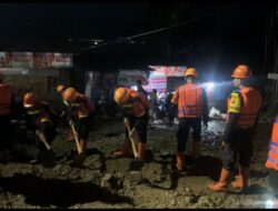 Petugas Brimob Buka Akses Jalinsum Siantar Medan