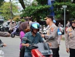 Polwan Polresta Pontianak Berbagi Takjil Ramadhan 1446 di Jalan Rahadi Usman