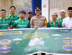 Kapolresta Pontianak Bersama Komunitas Wasit Pontianak Berbagi Takjil Ramadhan di Depan Masjid Al Jihad