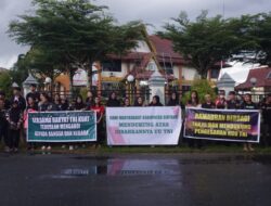 Berbagi Takjil, Bentuk Dukungan Masyarakat Atas Pengesahan UU TNI