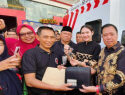 Ketua Komisi V DPR RI Berikan Ambulans untuk Rella, Untuk Layani Warga Pedalaman di.Kalbar