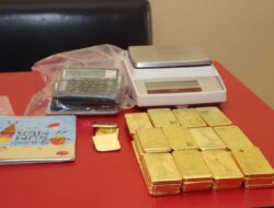 Polresta Pontianak Timbang 47 Keping Emas Sitaan Terkait Dua Laporan Polisi dengan total berat 32,9 kilogram