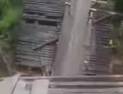 Jembatan Kayu di Kirin Nangka Roboh, Akses Warga Embaloh Hilir Kapuas Hulu Terputus Total