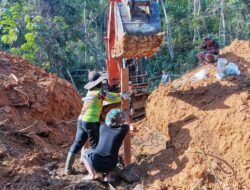 PANAS TERIK TAK SURUTKAN SEMANGAT, SATGAS TMMD KODIM SINTANG TUNTASKAN PEKERJAAN DI SETIAP SASARAN
