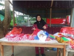 Memasuki Awal HUT RI Pedagang Bendera Di Namlea Keluhkan Penurunan Omzet