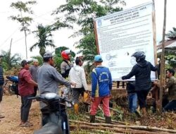 Warga Rasau Jaya Umum Pasang Baliho Besar Tolak Klaim Sepihak Lahan Perbatasan
