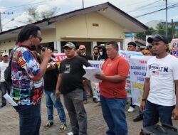 Ratusan Warga dan Masyarakat Demo Ke Polsek Pancur Batu Bawa Spanduk Bertuliskan “Copot Kapolsek dan Kanit Reskrim Polsek Pancur Batu