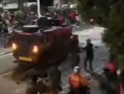 Viral !! Mobil Rantis Polisi Diduga Lindas Ojol Saat Bubarkan Demo di Pejompongan
