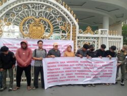 Dugaan Korupsi Smart Board dan Meubilair, Demonstran ‘Geruduk’ Kejati Sumut dan Kantor Gubernur