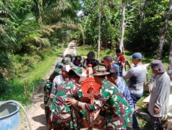 Gotong Royong TNI AD, AU, AL dan Warga Pindahkan Mesin Molen untuk Pengecoran Rabat Beton TMMD ke-126 Kodim 1208/Sambas