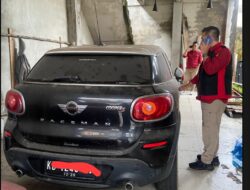 Tim Penyidik Kejati Kalbar Melakukan Penggeledahan Rumah Tersangka HN