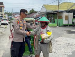 Jumat Berkah, Iptu Charles Berbagi Kepada Tukang Becak Di Namlea