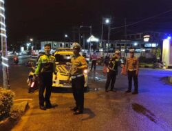 Truck Tronton Patah Sasis, Polres Sanggau Lakukan Pengalihan Arus Lalu Lintas