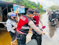 Personel Polres Ketapang Bantu Pengendara Terjebak Banjir 