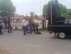 Aksi Mahasiswa Desak Polres Buru Tangkap Jaringan Bahan Kimia Berbahaya (B3) 