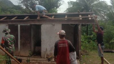 Kodim 1209/Bengkayang dan Warga Binaan Bergotong Royong Perehaban WC Umum