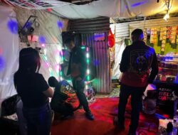 Polres Gresik Sikat Peredaran Miras di Menganti, Puluhan Botol Diamankan dari Warung Karaoke