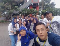 Komunitas Group Nobar Surabaya Bagikan 800 Bungkus Takjil di Jalan Embong Malang