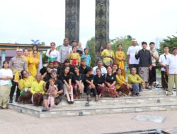 Umat Hindu Bagikan 300 Paket Takjil Di Bundaran Tugu Tani, Wujudkan Harmoni Antar Umat Beragama