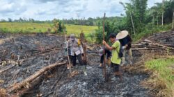 Polsek Ngabang Dukung Ketahanan Pangan, Bhabinkamtibmas Bersama Kelompok Tani Tanam Jagung di Desa Muun
