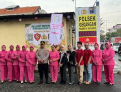 Polsek Gedangan Bersama Bhayangkari Bagikan Ratusan Takjil ke Masyarakat