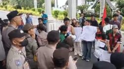 DEMO MEMBARA DI SIANTAR ! Massa Tembus Barikade, Sekda Junaedi Sitanggang Didemo Habis-habisan
