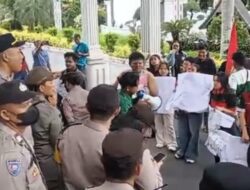 DEMO MEMBARA DI SIANTAR ! Massa Tembus Barikade, Sekda Junaedi Sitanggang Didemo Habis-habisan