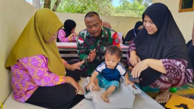 Dukung Peningkatan Kesehatan Masyarakat, Babinsa Temajuk Dampingi Nakes Laksanakan Posyandu di Wilayah Perbatasan
