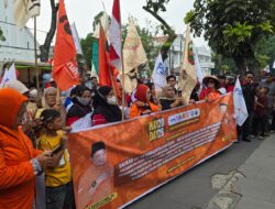 Pengamanan Berlangsung Humanis, Massa Partai Buruh Beri Bunga Ke Petugas