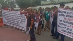 Tangis Keluarga Korban Pecah, Massa Desak 3 DPO Segera Ditangkap