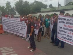 Tangis Keluarga Korban Pecah, Massa Desak 3 DPO Segera Ditangkap