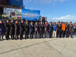 MENYALURKAN SEMANGAT JUANG: PELNI TURUT SERTA DALAM UPACARA TABUR BUNGA HUT BHAYANGKARA KE-80 DI DERMAGA PELABUHAN NAMLEA