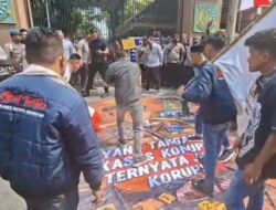 Lempar Telur Busuk ke Spanduk Bergambar Febrie Adriansyah, Aksi AMI Gegerkan Kejati Jatim