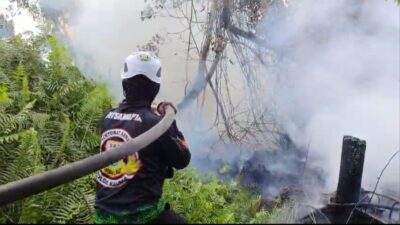 Tim SAR Polda Kalbar Padamkan Karhutla Dekat Perumahan Warga di Kubu Raya