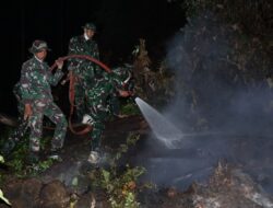 Bukan Cuma Perintah, Danyonif TP 833/BD Ikut Terjun Langsung Padamkan Api di Sanggau