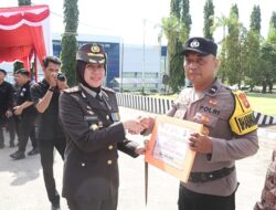 Dua Personel Polsek Ngabang Raih Penghargaan pada Peringatan Hari Bhayangkara ke-80