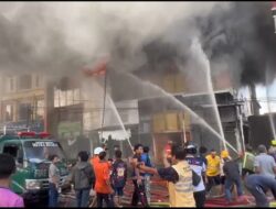 Breaking News: Kebakaran Hebat Hanguskan Enam Ruko di Jalan Tanjungpura Pontianak