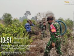 Tidak Pulang Sebelum Padam, Babinsa Koramil 07/Teluk Keramat Bersama MPA Padamkan Karhutla