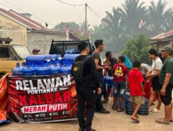 Di Tengah Kemarau dan Kabut Asap, Relawan Merah Putih Bantu Air Minum Warga Miari Residence 2