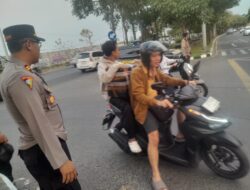 Kapolsek Gunung Anyar Berikan Reward Kunci Ganda Bagi Pengendara yang Tertib Berlalulintas