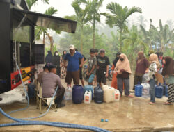 Brimob Kalbar Salurkan Air Bersih untuk Warga Terdampak Kemarau